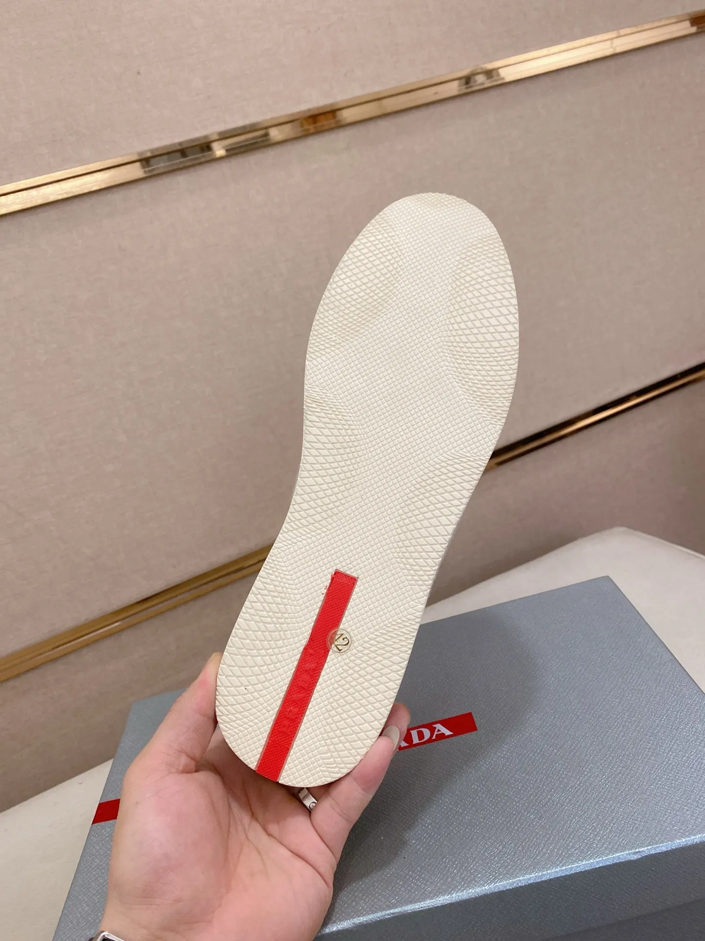 Men's shoes 💰 480💰 ✔️✔️✔️Top high version High-quality new PRADA (Prada) counters are launched at the same time. The new men's shoes and 😘fabrics are purely handmade in Niujing. Lining: Full cowhide lining. 👍🏿High-end☄️Open-molded non-slip rubber outsole, exquisite lines, simple and elegant, comfortable and high-end for leisure travel. Code number: 38-44. Can be customized45